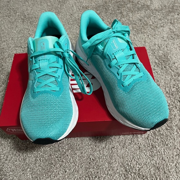 New Balance Women's Fresh Foam Arishi v4 in Green/White/Blue Mesh - Picture 3 of 5